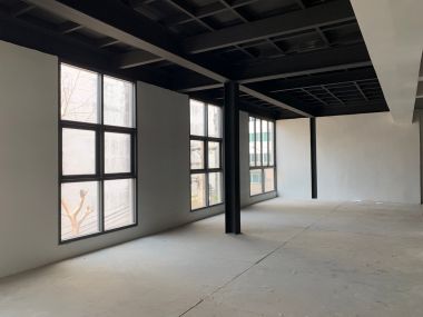 อาคาร 5 ชั้น หน้ากว้าง 11 เมตร ลึก 12 เมตร  เนื้อที่รวม 50 ตรว สร้างเต็มพื้นที่