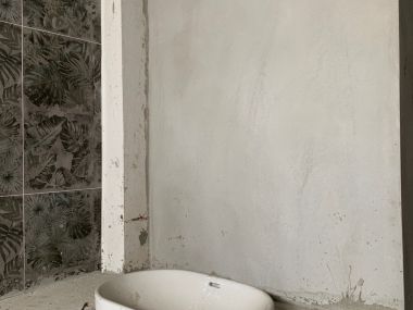 อาคาร 5 ชั้น หน้ากว้าง 11 เมตร ลึก 12 เมตร  เนื้อที่รวม 50 ตรว สร้างเต็มพื้นที่