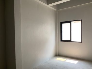 อาคาร 5 ชั้น หน้ากว้าง 11 เมตร ลึก 12 เมตร  เนื้อที่รวม 50 ตรว สร้างเต็มพื้นที่