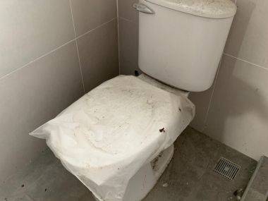 อาคาร 5 ชั้น หน้ากว้าง 11 เมตร ลึก 12 เมตร  เนื้อที่รวม 50 ตรว สร้างเต็มพื้นที่