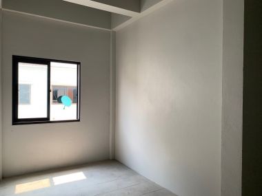 อาคาร 5 ชั้น หน้ากว้าง 11 เมตร ลึก 12 เมตร  เนื้อที่รวม 50 ตรว สร้างเต็มพื้นที่