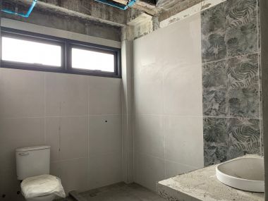 อาคาร 5 ชั้น หน้ากว้าง 11 เมตร ลึก 12 เมตร  เนื้อที่รวม 50 ตรว สร้างเต็มพื้นที่