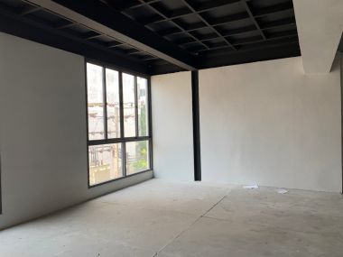 อาคาร 5 ชั้น หน้ากว้าง 11 เมตร ลึก 12 เมตร  เนื้อที่รวม 50 ตรว สร้างเต็มพื้นที่