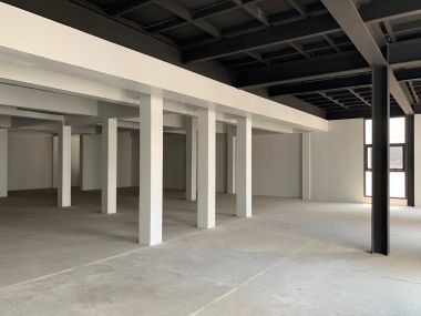 อาคาร 5 ชั้น หน้ากว้าง 11 เมตร ลึก 12 เมตร  เนื้อที่รวม 50 ตรว สร้างเต็มพื้นที่