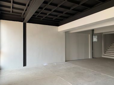 อาคาร 5 ชั้น หน้ากว้าง 11 เมตร ลึก 12 เมตร  เนื้อที่รวม 50 ตรว สร้างเต็มพื้นที่