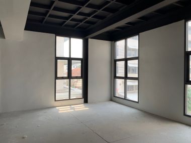 อาคาร 5 ชั้น หน้ากว้าง 11 เมตร ลึก 12 เมตร  เนื้อที่รวม 50 ตรว สร้างเต็มพื้นที่