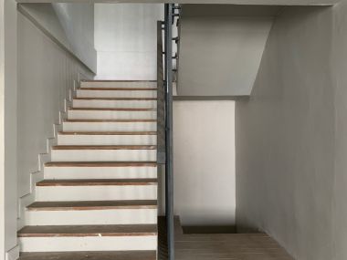 อาคาร 5 ชั้น หน้ากว้าง 11 เมตร ลึก 12 เมตร  เนื้อที่รวม 50 ตรว สร้างเต็มพื้นที่