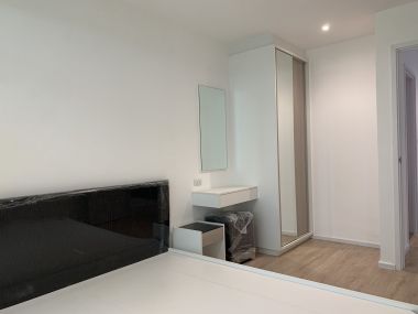 Icondo Serithai (new project room) pool view