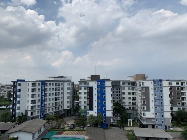 Icondo Serithai (new project room) pool view