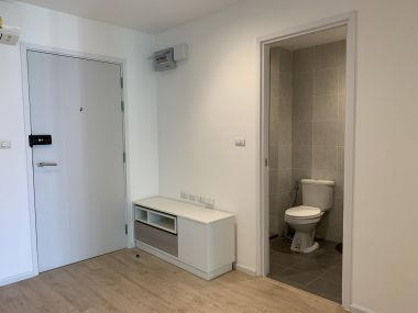 Icondo Serithai (new project room) pool view