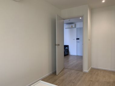 Icondo Serithai (new project room) pool view