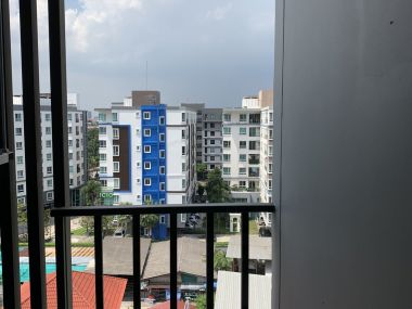 Icondo Serithai (new project room) pool view