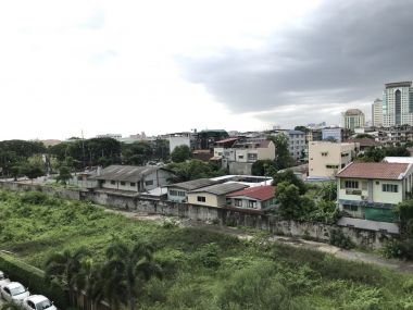 Sale n leasing condo Nida-Seri Thai near BTS
