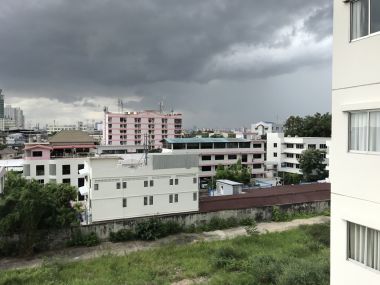 Sale n leasing condo Nida-Seri Thai near BTS