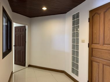 Condo for rent and for sale at Crystal Garden Sukhumvit Soi 4 size 220 sqm. 4 Bedroom 4 Bathroom rent 65,000THB/month sell 25M Fully furnished (can negotiate)