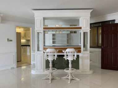 Condo for rent and for sale at Crystal Garden Sukhumvit Soi 4 size 220 sqm. 4 Bedroom 4 Bathroom rent 65,000THB/month sell 25M Fully furnished (can negotiate)