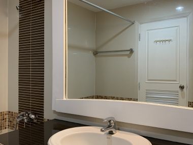 Condo for rent and for sale at Crystal Garden Sukhumvit Soi 4 size 220 sqm. 4 Bedroom 4 Bathroom rent 65,000THB/month sell 25M Fully furnished (can negotiate)