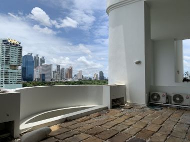 Condo for rent and for sale at Crystal Garden Sukhumvit Soi 4 size 220 sqm. 4 Bedroom 4 Bathroom rent 65,000THB/month sell 25M Fully furnished (can negotiate)