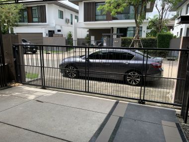 ** ขายด่วน/ปล่อยเช่า! ** บ้านเดี่ยว 2 ชั้น หมู่บ้านมัณฑนา อ่อนนุช-วงแหวน 4 เพียง 50,000 บาท/เดือน ขาย 8,170,000 บาท รวมทุกอย่างแล้ว ติดถนนกาญจนาภิเษก เนื้อที่ 60.6ตารางวา 165 ตารางเมตร 3 ห้องนอน 3 ห้องน้ำ มีคนทำสวน ฉีดปลวก เฟอร์นิเจอร์ครบพร้อมเข้าอยู่