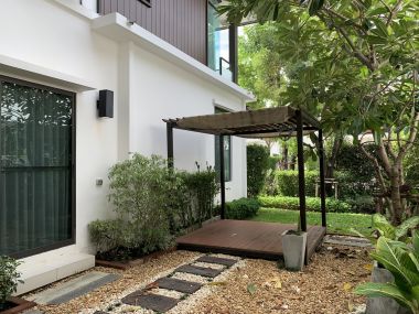 ** ขายด่วน/ปล่อยเช่า! ** บ้านเดี่ยว 2 ชั้น หมู่บ้านมัณฑนา อ่อนนุช-วงแหวน 4 เพียง 50,000 บาท/เดือน ขาย 8,170,000 บาท รวมทุกอย่างแล้ว ติดถนนกาญจนาภิเษก เนื้อที่ 60.6ตารางวา 165 ตารางเมตร 3 ห้องนอน 3 ห้องน้ำ มีคนทำสวน ฉีดปลวก เฟอร์นิเจอร์ครบพร้อมเข้าอยู่