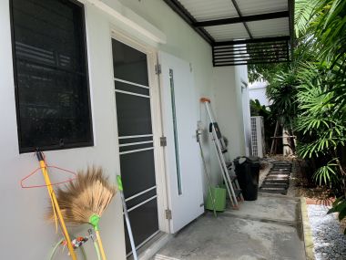 ** ขายด่วน/ปล่อยเช่า! ** บ้านเดี่ยว 2 ชั้น หมู่บ้านมัณฑนา อ่อนนุช-วงแหวน 4 เพียง 50,000 บาท/เดือน ขาย 8,170,000 บาท รวมทุกอย่างแล้ว ติดถนนกาญจนาภิเษก เนื้อที่ 60.6ตารางวา 165 ตารางเมตร 3 ห้องนอน 3 ห้องน้ำ มีคนทำสวน ฉีดปลวก เฟอร์นิเจอร์ครบพร้อมเข้าอยู่