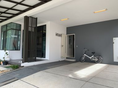 ** ขายด่วน/ปล่อยเช่า! ** บ้านเดี่ยว 2 ชั้น หมู่บ้านมัณฑนา อ่อนนุช-วงแหวน 4 เพียง 50,000 บาท/เดือน ขาย 8,170,000 บาท รวมทุกอย่างแล้ว ติดถนนกาญจนาภิเษก เนื้อที่ 60.6ตารางวา 165 ตารางเมตร 3 ห้องนอน 3 ห้องน้ำ มีคนทำสวน ฉีดปลวก เฟอร์นิเจอร์ครบพร้อมเข้าอยู่