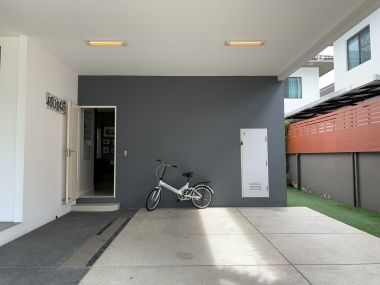 ** ขายด่วน/ปล่อยเช่า! ** บ้านเดี่ยว 2 ชั้น หมู่บ้านมัณฑนา อ่อนนุช-วงแหวน 4 เพียง 50,000 บาท/เดือน ขาย 8,170,000 บาท รวมทุกอย่างแล้ว ติดถนนกาญจนาภิเษก เนื้อที่ 60.6ตารางวา 165 ตารางเมตร 3 ห้องนอน 3 ห้องน้ำ มีคนทำสวน ฉีดปลวก เฟอร์นิเจอร์ครบพร้อมเข้าอยู่