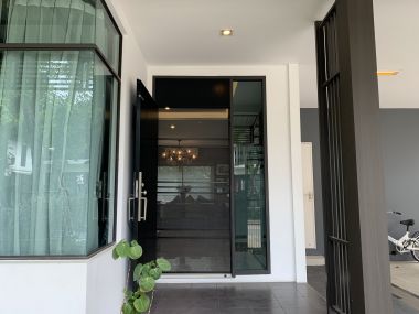 ** ขายด่วน/ปล่อยเช่า! ** บ้านเดี่ยว 2 ชั้น หมู่บ้านมัณฑนา อ่อนนุช-วงแหวน 4 เพียง 50,000 บาท/เดือน ขาย 8,170,000 บาท รวมทุกอย่างแล้ว ติดถนนกาญจนาภิเษก เนื้อที่ 60.6ตารางวา 165 ตารางเมตร 3 ห้องนอน 3 ห้องน้ำ มีคนทำสวน ฉีดปลวก เฟอร์นิเจอร์ครบพร้อมเข้าอยู่