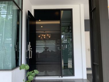 ** ขายด่วน/ปล่อยเช่า! ** บ้านเดี่ยว 2 ชั้น หมู่บ้านมัณฑนา อ่อนนุช-วงแหวน 4 เพียง 50,000 บาท/เดือน ขาย 8,170,000 บาท รวมทุกอย่างแล้ว ติดถนนกาญจนาภิเษก เนื้อที่ 60.6ตารางวา 165 ตารางเมตร 3 ห้องนอน 3 ห้องน้ำ มีคนทำสวน ฉีดปลวก เฟอร์นิเจอร์ครบพร้อมเข้าอยู่