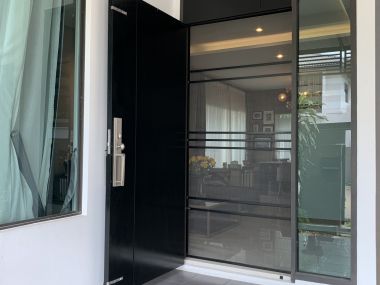 ** ขายด่วน/ปล่อยเช่า! ** บ้านเดี่ยว 2 ชั้น หมู่บ้านมัณฑนา อ่อนนุช-วงแหวน 4 เพียง 50,000 บาท/เดือน ขาย 8,170,000 บาท รวมทุกอย่างแล้ว ติดถนนกาญจนาภิเษก เนื้อที่ 60.6ตารางวา 165 ตารางเมตร 3 ห้องนอน 3 ห้องน้ำ มีคนทำสวน ฉีดปลวก เฟอร์นิเจอร์ครบพร้อมเข้าอยู่