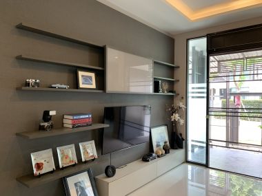 ** ขายด่วน/ปล่อยเช่า! ** บ้านเดี่ยว 2 ชั้น หมู่บ้านมัณฑนา อ่อนนุช-วงแหวน 4 เพียง 50,000 บาท/เดือน ขาย 8,170,000 บาท รวมทุกอย่างแล้ว ติดถนนกาญจนาภิเษก เนื้อที่ 60.6ตารางวา 165 ตารางเมตร 3 ห้องนอน 3 ห้องน้ำ มีคนทำสวน ฉีดปลวก เฟอร์นิเจอร์ครบพร้อมเข้าอยู่