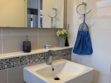 ** ขายด่วน/ปล่อยเช่า! ** บ้านเดี่ยว 2 ชั้น หมู่บ้านมัณฑนา อ่อนนุช-วงแหวน 4 เพียง 50,000 บาท/เดือน ขาย 8,170,000 บาท รวมทุกอย่างแล้ว ติดถนนกาญจนาภิเษก เนื้อที่ 60.6ตารางวา 165 ตารางเมตร 3 ห้องนอน 3 ห้องน้ำ มีคนทำสวน ฉีดปลวก เฟอร์นิเจอร์ครบพร้อมเข้าอยู่