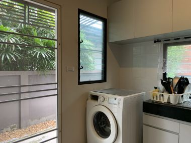 ** ขายด่วน/ปล่อยเช่า! ** บ้านเดี่ยว 2 ชั้น หมู่บ้านมัณฑนา อ่อนนุช-วงแหวน 4 เพียง 50,000 บาท/เดือน ขาย 8,170,000 บาท รวมทุกอย่างแล้ว ติดถนนกาญจนาภิเษก เนื้อที่ 60.6ตารางวา 165 ตารางเมตร 3 ห้องนอน 3 ห้องน้ำ มีคนทำสวน ฉีดปลวก เฟอร์นิเจอร์ครบพร้อมเข้าอยู่