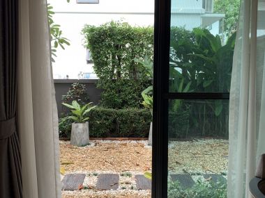 ** ขายด่วน/ปล่อยเช่า! ** บ้านเดี่ยว 2 ชั้น หมู่บ้านมัณฑนา อ่อนนุช-วงแหวน 4 เพียง 50,000 บาท/เดือน ขาย 8,170,000 บาท รวมทุกอย่างแล้ว ติดถนนกาญจนาภิเษก เนื้อที่ 60.6ตารางวา 165 ตารางเมตร 3 ห้องนอน 3 ห้องน้ำ มีคนทำสวน ฉีดปลวก เฟอร์นิเจอร์ครบพร้อมเข้าอยู่