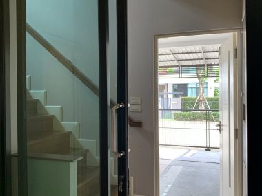 ** ขายด่วน/ปล่อยเช่า! ** บ้านเดี่ยว 2 ชั้น หมู่บ้านมัณฑนา อ่อนนุช-วงแหวน 4 เพียง 50,000 บาท/เดือน ขาย 8,170,000 บาท รวมทุกอย่างแล้ว ติดถนนกาญจนาภิเษก เนื้อที่ 60.6ตารางวา 165 ตารางเมตร 3 ห้องนอน 3 ห้องน้ำ มีคนทำสวน ฉีดปลวก เฟอร์นิเจอร์ครบพร้อมเข้าอยู่