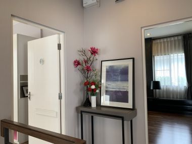 ** ขายด่วน/ปล่อยเช่า! ** บ้านเดี่ยว 2 ชั้น หมู่บ้านมัณฑนา อ่อนนุช-วงแหวน 4 เพียง 50,000 บาท/เดือน ขาย 8,170,000 บาท รวมทุกอย่างแล้ว ติดถนนกาญจนาภิเษก เนื้อที่ 60.6ตารางวา 165 ตารางเมตร 3 ห้องนอน 3 ห้องน้ำ มีคนทำสวน ฉีดปลวก เฟอร์นิเจอร์ครบพร้อมเข้าอยู่