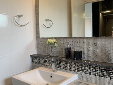 ** ขายด่วน/ปล่อยเช่า! ** บ้านเดี่ยว 2 ชั้น หมู่บ้านมัณฑนา อ่อนนุช-วงแหวน 4 เพียง 50,000 บาท/เดือน ขาย 8,170,000 บาท รวมทุกอย่างแล้ว ติดถนนกาญจนาภิเษก เนื้อที่ 60.6ตารางวา 165 ตารางเมตร 3 ห้องนอน 3 ห้องน้ำ มีคนทำสวน ฉีดปลวก เฟอร์นิเจอร์ครบพร้อมเข้าอยู่