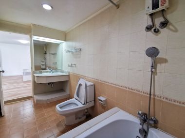 Room for rent at Fifty Fifth Tower on Sukhumvit 55