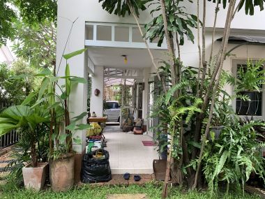 * ขายด่วน! ** หมู่บ้านอารียาชบา พร้อมให้คุณเป็นเจ้าของเพียง 7,800,000 บาท (รวมทุกอย่างแล้ว) บ้านเลขที่รวมได้เลข 8 สงบ ร่มรื่น เนื้อที่ 65ตารางวา 260ตารางเมตร 3 ห้องนอน 3 ห้องน้ำ