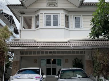 * ขายด่วน! ** หมู่บ้านอารียาชบา พร้อมให้คุณเป็นเจ้าของเพียง 7,800,000 บาท (รวมทุกอย่างแล้ว) บ้านเลขที่รวมได้เลข 8 สงบ ร่มรื่น เนื้อที่ 65ตารางวา 260ตารางเมตร 3 ห้องนอน 3 ห้องน้ำ