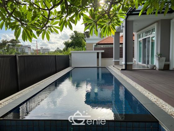 Resort-styled house recently renovated next to golf course lake