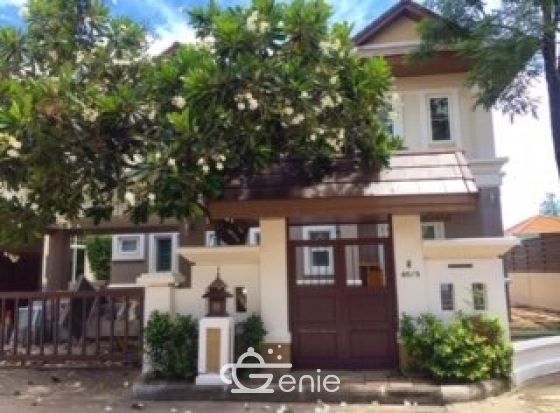 Resort-styled house recently renovated next to golf course lake