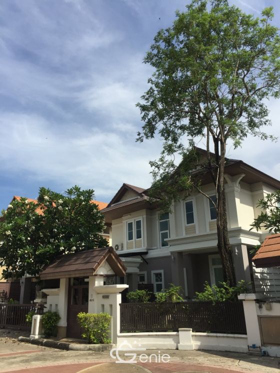 Resort-styled house recently renovated next to golf course lake