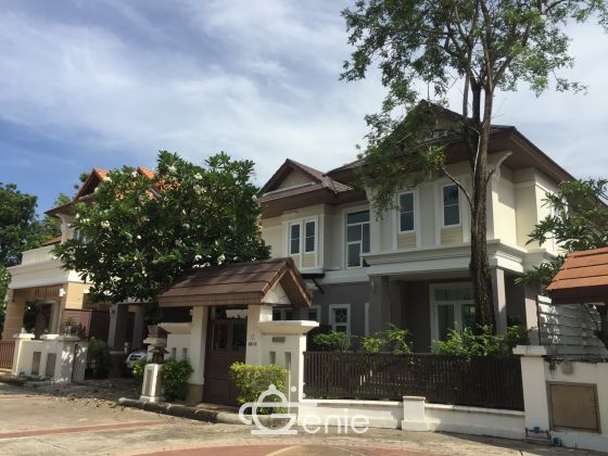 Resort-styled house recently renovated next to golf course lake