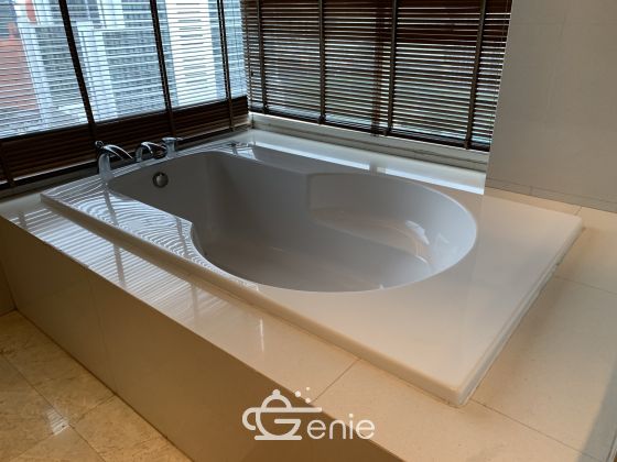 For sale at Wilshire Sukhumvit 22 4 Bedroom , 3 Bathroom + maid room + 2 parking 55,000,000 Baht Transfer fee50/50 Fully furnished