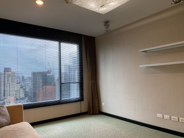 For sale at Wilshire Sukhumvit 22  4 Bedroom , 3 Bathroom + maid room + 2 parking 55,000,000 Baht Transfer fee50/50 Fully furnished