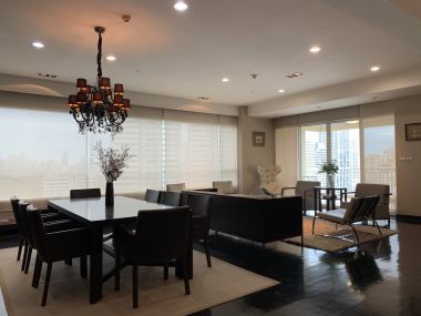 For sale at Wilshire Sukhumvit 22  4 Bedroom , 3 Bathroom + maid room + 2 parking 55,000,000 Baht Transfer fee50/50 Fully furnished