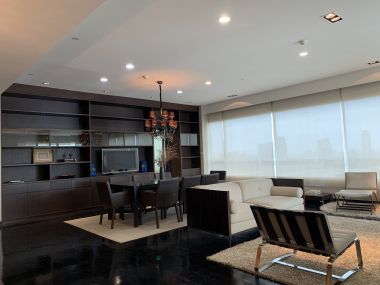 For sale at Wilshire Sukhumvit 22  4 Bedroom , 3 Bathroom + maid room + 2 parking 55,000,000 Baht Transfer fee50/50 Fully furnished