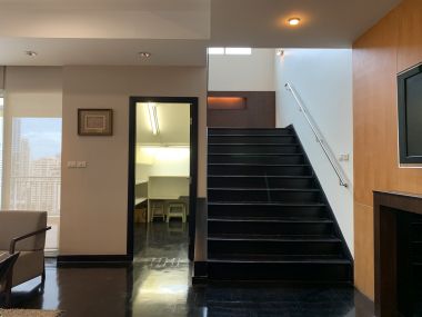 For sale at Wilshire Sukhumvit 22  4 Bedroom , 3 Bathroom + maid room + 2 parking 55,000,000 Baht Transfer fee50/50 Fully furnished