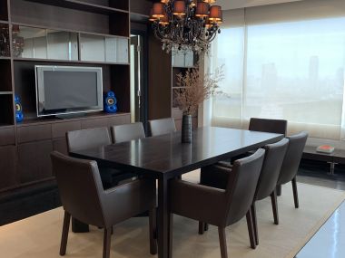 For sale at Wilshire Sukhumvit 22  4 Bedroom , 3 Bathroom + maid room + 2 parking 55,000,000 Baht Transfer fee50/50 Fully furnished